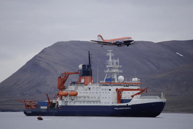 Forschungsfluzeug Polar 5 und Forschungsschiff Polarstern