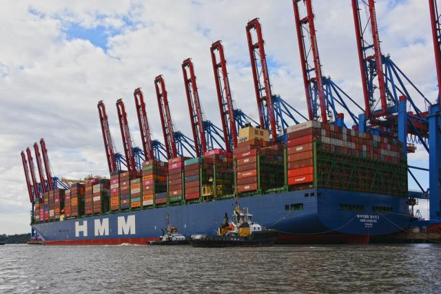 Die HMM Hamburg am Container Terminal Burchardkai