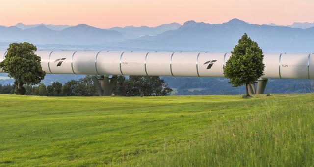 Eine Hyperloop-Röhre in der bayerischen Landschaft
