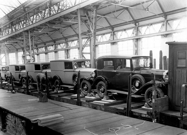 Neue Automobile warten bei Opel 1932 auf den Abtransport