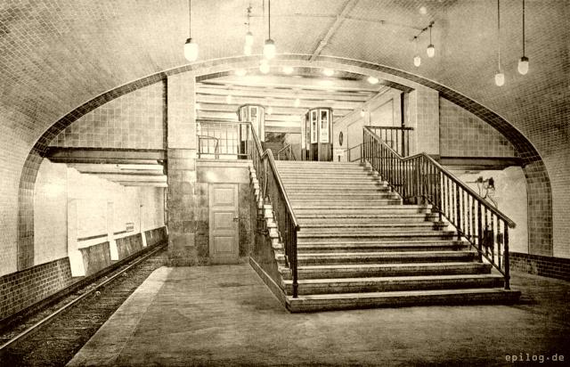 Untergrundbahnhof Inselbrücke; Treppe zum Vorraum.