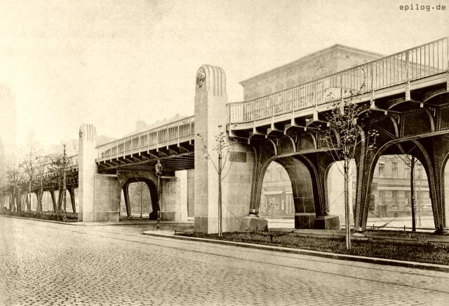 Straßenüberbrückung in der Schönhauser Allee.