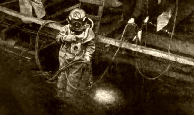 Taucher mit Sauerstoff-Azetylen-Schneidbrenner