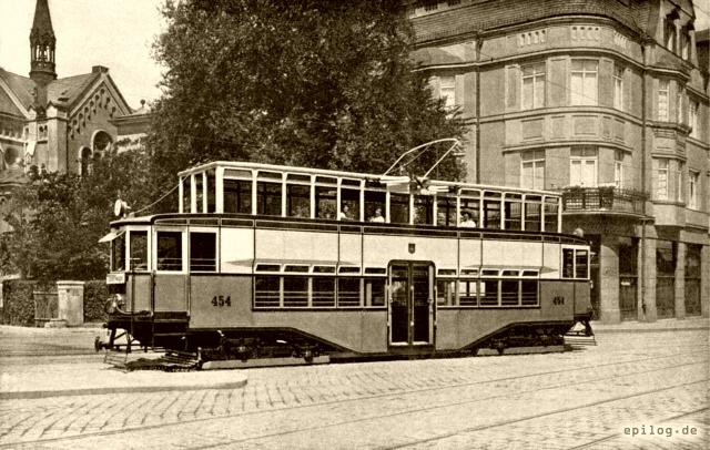 Gesamtansicht des Decksitzwagens mit Quersitzen.