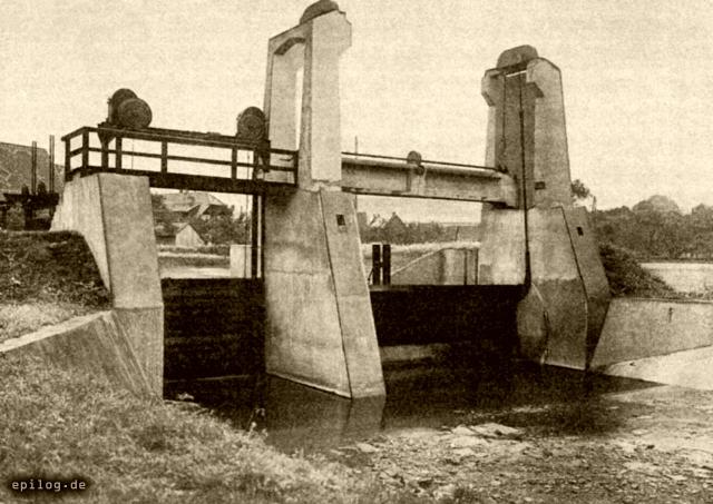 Glattwehr mit selbsttätiger Hochwasserklappe.