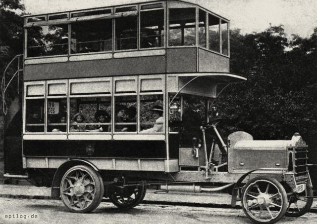 Wiener Kraftstellwagen mit ganz verdecktem Obergeschoss.