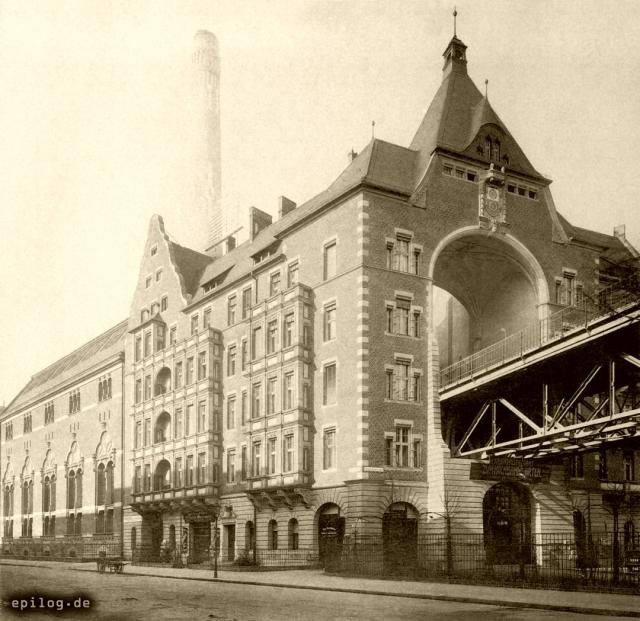 Haus Tempelhofer Ufer mit Hochbahndurchfahrt und Kraftwerk.