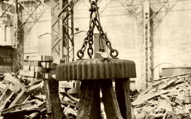 Stahlgussteile am magnetischen Kran.