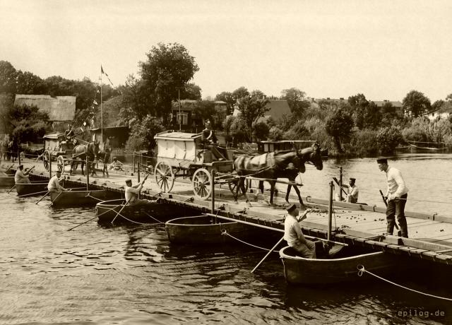 Pontonbrücke über den Stößensee bei Spandau.
